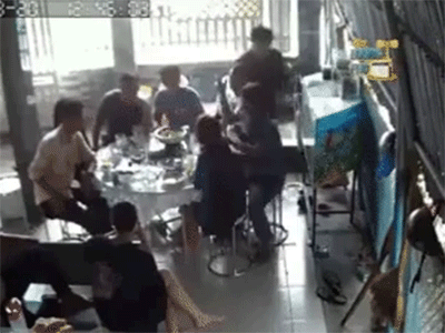 Đang nói chuyện cười đùa, cả nhóm thất kinh vì bếp gas mini phát nổ ngay trên bàn nhậu