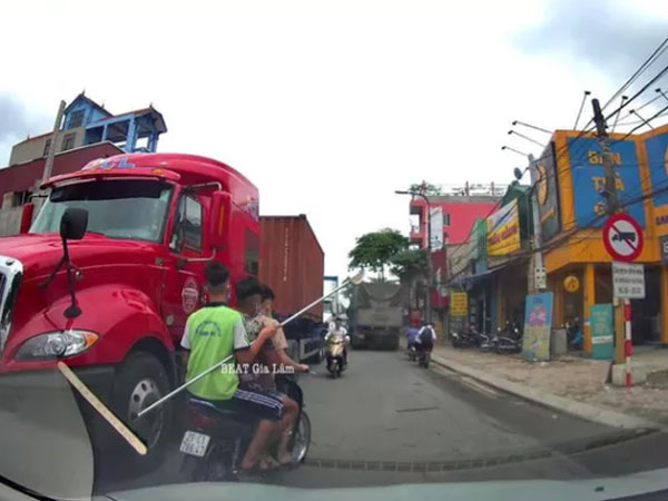 3 thanh thiếu niên chạy xe máy biển giả cầm 'phóng lợn' đi khiêu chiến ở trường cấp 2