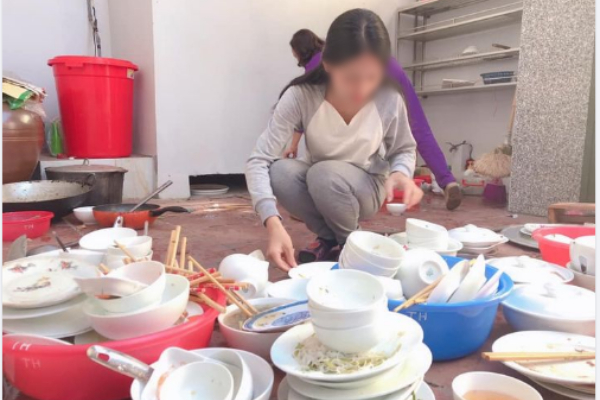 Cô gái cầu cứu dân mạng vì đống bát đĩa 'chất cao như núi' mỗi lần về thăm nhà người yêu