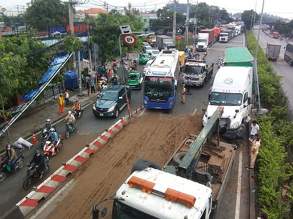 Xe container húc văng khung biển báo, Quốc lộ 1 kẹt nguyên buổi sáng