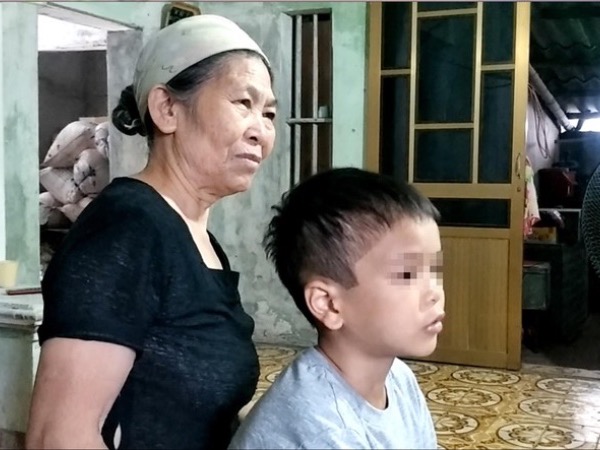 Bé trai 9 tuổi bị bố bạo hành: Bữa cơm lúc nửa đêm và những trận đòn vô cớ