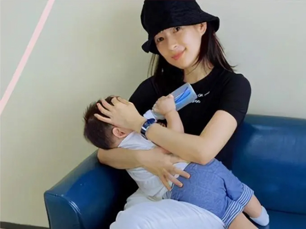 Chương Tử Di khoe con trai lần đầu gọi tiếng mẹ nhưng lộ nhan sắc thật ở tuổi 41 mới gây chú ý
