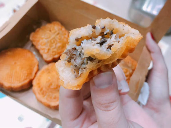 Cháy hàng món lạ: 'Hồn' bánh rán, 'da' bánh nướng trung thu