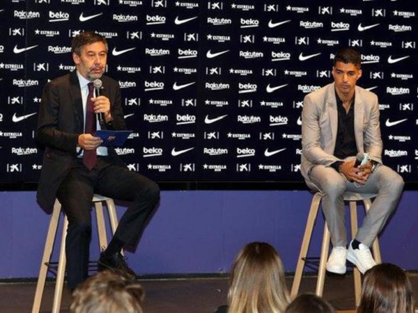 Suarez từ chối chụp ảnh cùng Chủ tịch Barca