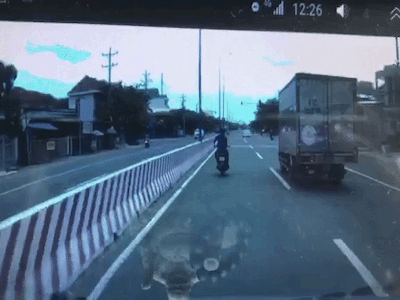 Clip: Bị nam thanh niên đi xe máy 'quấy rối', tài xế xe tải có pha trả đũa kinh hoàng tưởng chỉ có trong phim