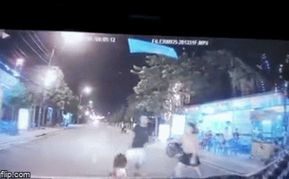 Video: Hoảng hốt vì con lao ra trước đầu ô tô, chồng tung ngay cú đá về phía vợ