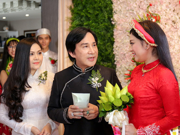 Vợ thứ 3 kém 11 tuổi hé lộ mối quan hệ với con riêng và các vợ cũ của Kim Tử Long