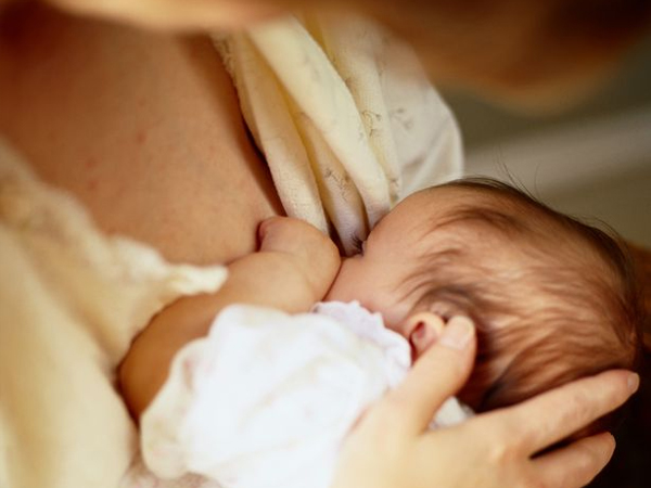 Thương hàng xóm 'gà trống nuôi con', người phụ nữ nhận lời cho bé 5 tháng tuổi bú nhờ sữa, nào ngờ tự đẩy mình vào tình huống oái oăm