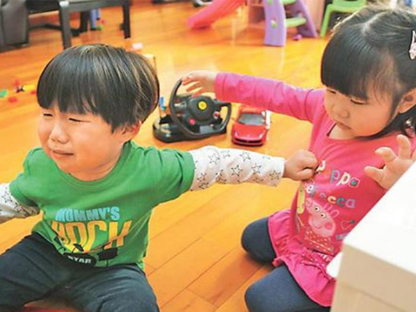Từ việc bà nội giật đồ chơi từ tay cháu trai đưa cho cháu gái, người mẹ đã lên tiếng kêu gọi: Hãy ngưng dạy con biết chia sẻ