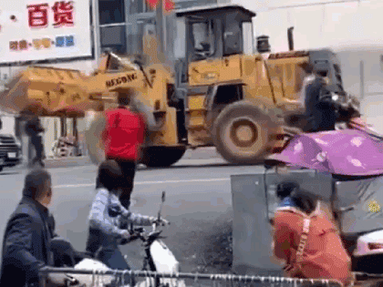 Người đàn ông Trung Quốc lái máy xúc đập nát xe cảnh sát
