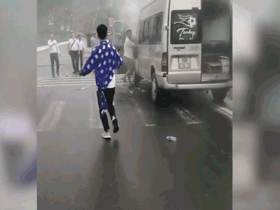 Video: Trên đường đi đón dâu, xe 16 chỗ bất ngờ bốc cháy