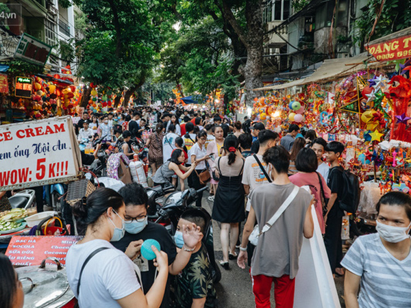 Ảnh: Hàng Mã đông nghẹt người dịp cuối tuần chơi Trung thu sớm, tiểu thương yêu cầu 'không chụp ảnh'