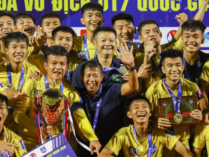 Văn Quyến cùng học trò đăng quang ngôi vô địch U17 Quốc gia