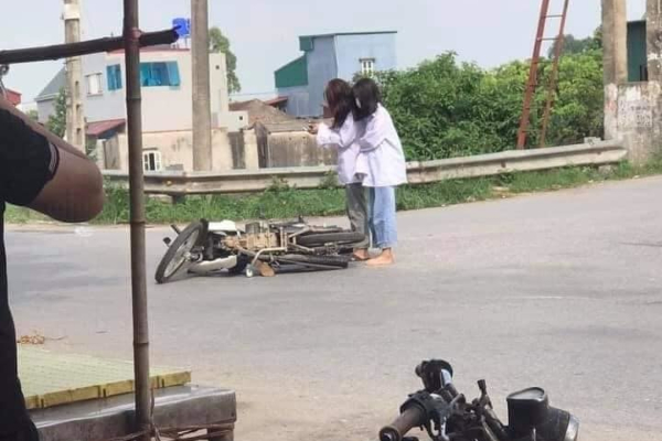 Đang chạy xe thì bị ngã, hành động tiếp theo của hai cô gái khiến ai nhìn thấy cũng phải ngỡ ngàng