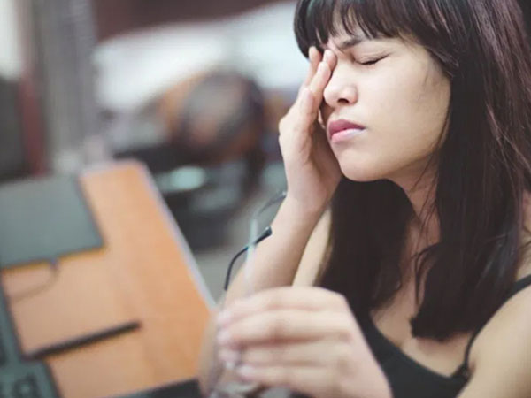 Các thói quen âm thầm hủy hoại mắt mà bạn ít để ý