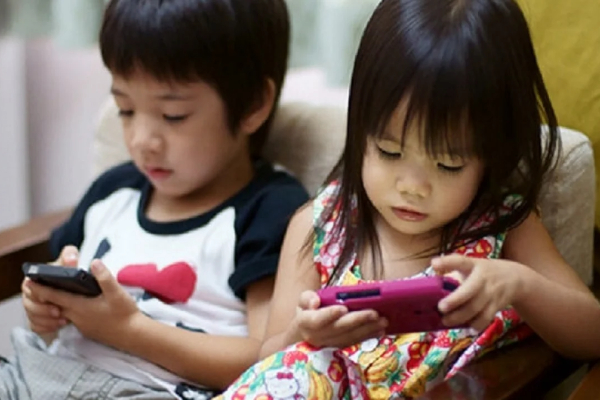 Những đứa trẻ bị cha mẹ 'khoán trắng' cho smartphone