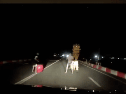Video: Giữa cầu, đội lân nhí chặn đầu ô tô, xe máy xin tiền khiến bao tài xế khiếp sợ