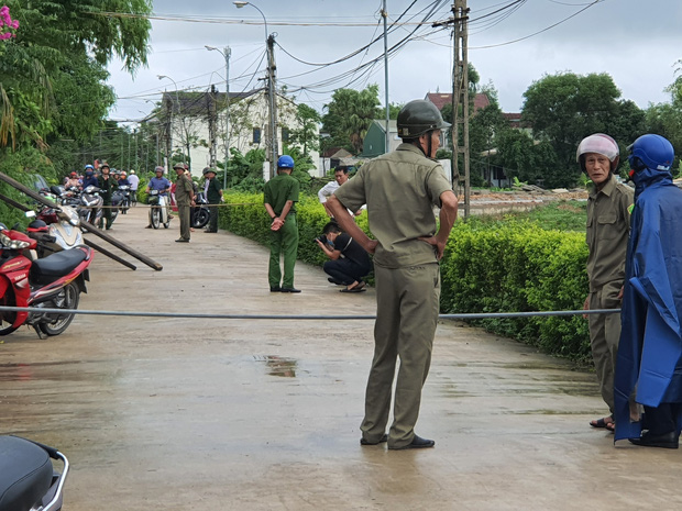 Hàng xóm bàng hoàng phát hiện 3 mẹ con bị đâm thấu bụng và thấu ngực trong nhà
