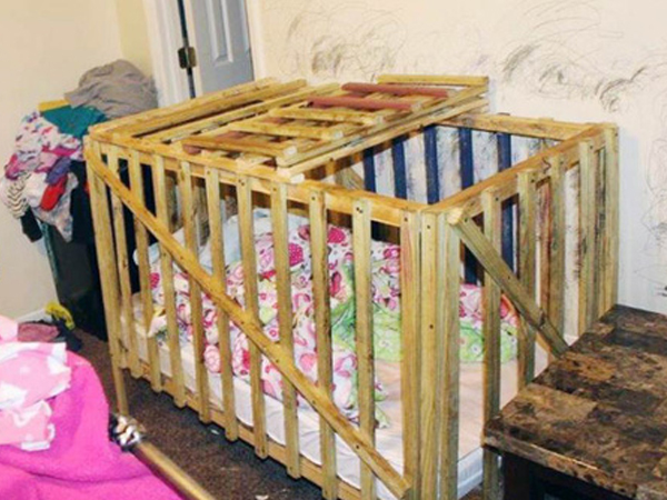 Bất ngờ ập đến kiểm tra, cảnh sát phát hiện hành vi tàn ác của bà mẹ với 5 đứa con nhỏ, ông bà cũng là đồng phạm
