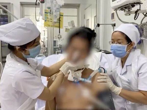 Người đàn ông Vũng Tàu ngộ độc Pate Minh Chay nguy kịch điều trị tại Bệnh viện Chợ Rẫy đã mở được mắt
