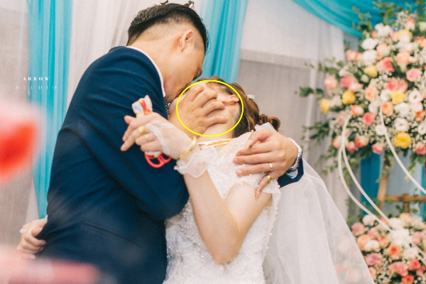 Chú rể thể hiện tình cảm quá 'cuồng nhiệt', dân mạng 'hết hồn' khi nhìn bàn tay phải