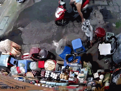 Sốc với màn phối hợp ăn ý như phim điện ảnh, mẹ vờ hỏi mua hàng, chủ quán vừa quay đi con đã vơ luôn túi tiền rồi chạy mất hút