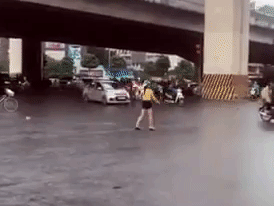 Clip: Cô gái đội mũ bảo hiểm, dừng xe đạp để... 'đi đường quyền' giữa ngã tư Khuất Duy Tiến khiến nhiều người hoang mang