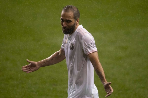 Higuain sút hỏng pen trong ngày ra mắt, đội bóng của Beckham nhận thảm bại