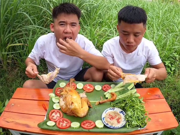 Sau nồi cháo gà nguyên lông 7,5 triệu, Hưng Vlog lại tiếp tục cho ra lò một món gà khác gây tranh cãi không kém