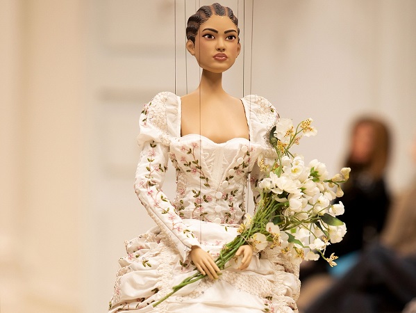 Vì Covid-19, Moschino dùng búp bê múa rối thay người mẫu