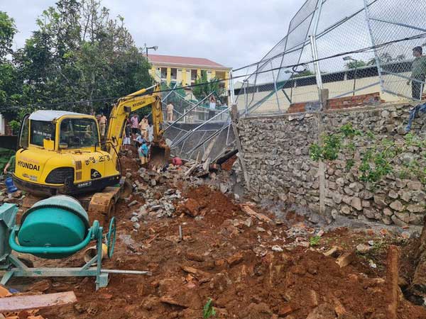 Sập bờ kè trụ sở Phòng Cảnh sát giao thông, 1 người bị vùi lấp tử vong