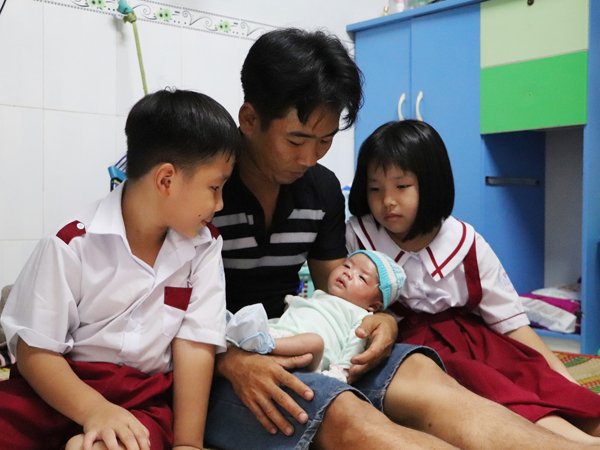 Vợ mất sau khi sinh, chồng chết lặng ôm 4 đứa con khờ dại: 'Mẹ con không về nữa đâu'