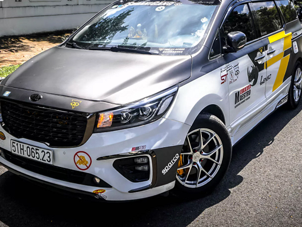 Dân chơi Sài Gòn chi 150 triệu độ Kia Sedona đầy cá tính