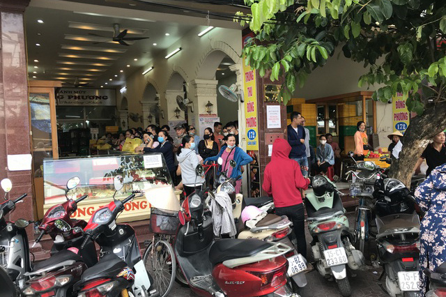 Dân Thủ đô dậy từ 5 giờ sáng, bắt tàu hỏa đi Hải Phòng mua bánh trung thu