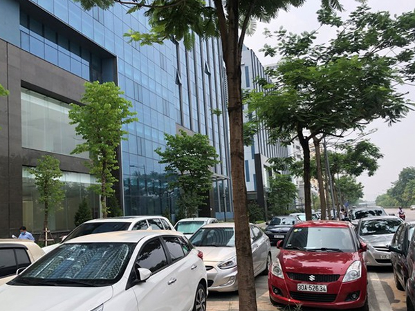 Khốn khổ tìm nơi đỗ xe tại khu liên cơ Võ Chí Công