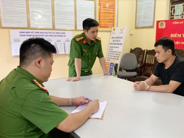 Đối tượng đâm 2 cán bộ công an bị thương ra đầu thú