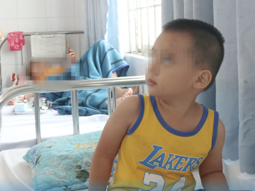 Ngủ gục trên đầu xe máy của cha lúc đi chơi, bé trai 3 tuổi ngã xuống đường vỡ lá lách