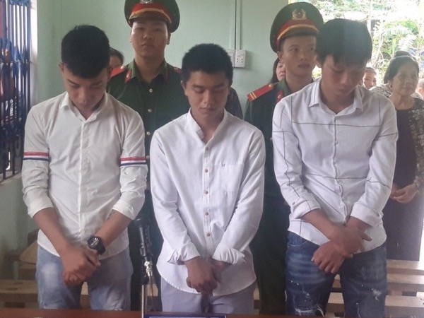 Hình phạt cho 3 thanh niên 'xúc phạm quốc kỳ'