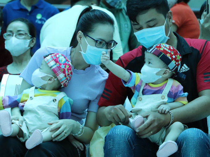 Chị em Trúc Nhi - Diệu Nhi đón Trung thu cùng các bạn trong bệnh viện, khuôn mặt rạng ngời hạnh phúc