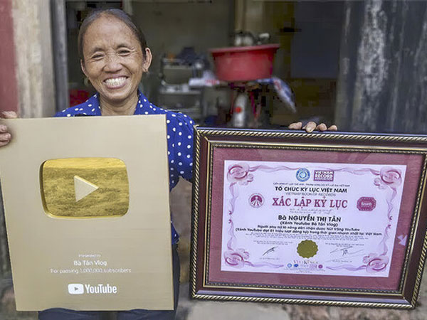 Kênh Bà Tân Vlog đạt 4 triệu follow trên YouTube sau hơn 1 năm ra mắt, ai cũng choáng khi nhìn lại loạt thành tích 'khủng' của bà mẹ nông dân
