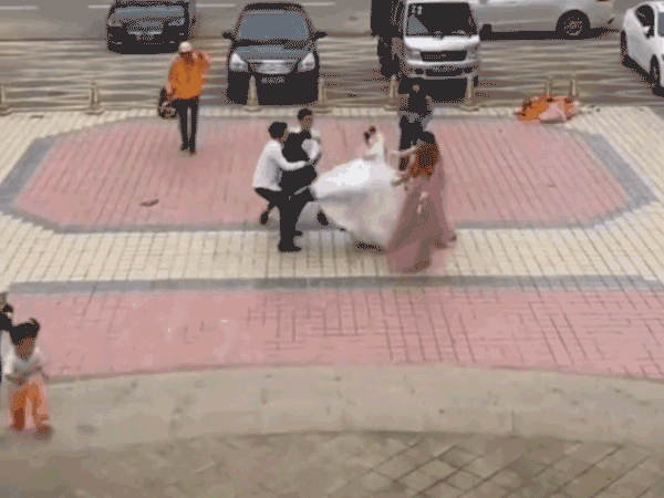 Váy cưới còn chưa cởi, cô dâu đã lao vào 'combat' chú rể mãnh liệt, dân tình tò mò về lý do nhưng hài hước nhất vẫn là vị 'khán giả' ven đường này