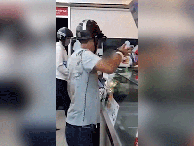 Clip: Người đàn ông hành xử như giang hồ ngay trước mặt trẻ nhỏ, vừa đập phá đồ đạc vừa đòi đốt luôn siêu thị