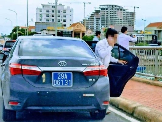 Thứ trưởng Nguyễn Đình Toàn xin lỗi khi để đoàn xe biển xanh dừng trên cầu Nhật Lệ