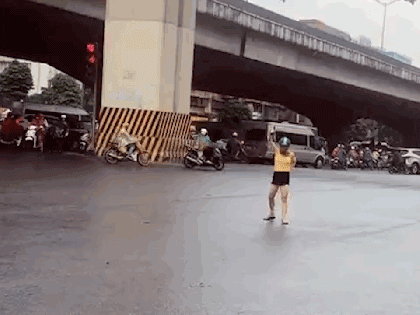 Cô gái áo vàng dừng xe, múa ‘mở đường’ giữa ngã tư