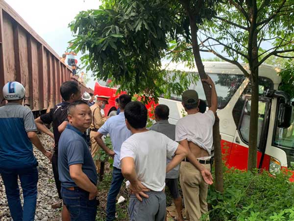 Vụ tàu hoả va chạm xe 45 chỗ đưa đón học sinh: Người dân nhắc tàu sắp đến, tài xế vẫn cố tình đi qua