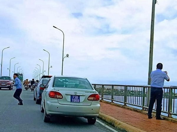 Chủ tịch Quảng Bình: Đoàn xe biển xanh dừng trên cầu để chụp ảnh quy hoạch