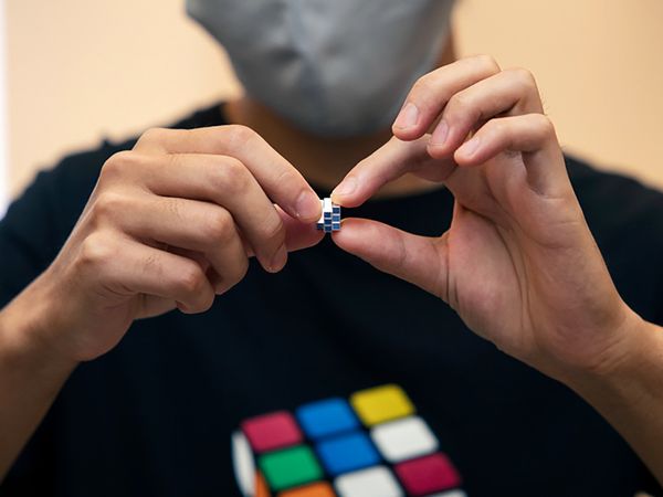 Người Nhật chế tạo khối Rubik nhỏ nhất thế giới với giá bán đắt đến bất ngờ