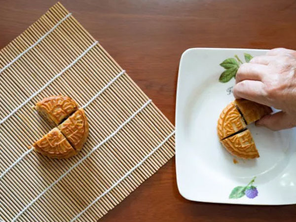 Ăn liền 3 chiếc bánh Trung thu, người phụ nữ bệnh tiểu đường rơi vào hôn mê, suýt mất mạng