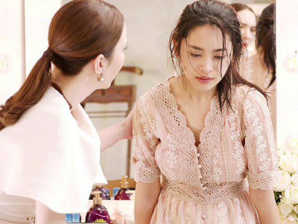 Cô bạn thân của vợ mới sinh con,  chồng đến chơi tận tình ghé miệng giúp thông tắc sữa