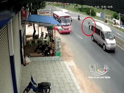Clip: Vội bắt chuyến xe, nữ sinh lớp 6 bị ô tô tông trực diện khi băng sang đường